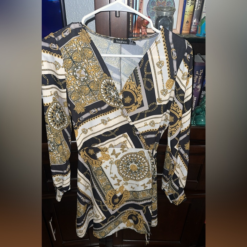 Boohoo Black and Gold Chain Print Long Sleeve Dress